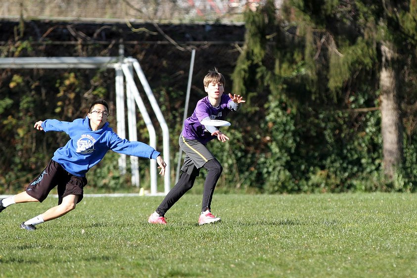 180310 8187 washington middle school ultimate a e Gavin making a good pancake catch. No idea what his defender is attempting to do.