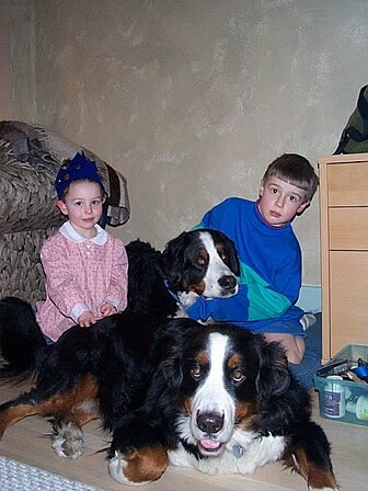 zach, victoria & the boys 1 Ferdinand sneaking up and stealing the shot.