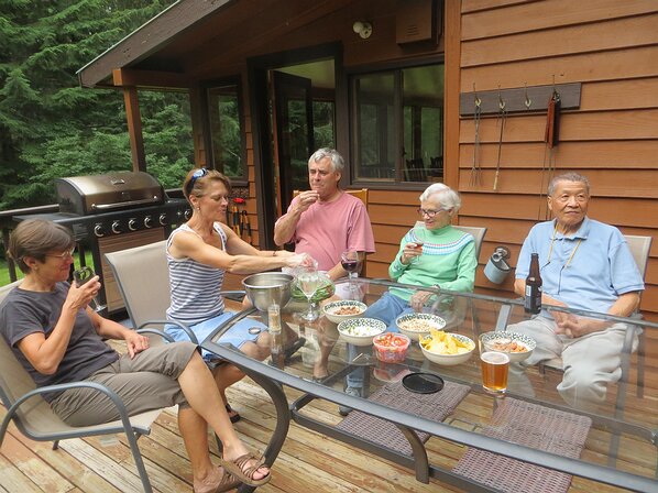 img_0190 Leslie, Chasey, Geoff, Colby, and Leaon relaxing on the deck.