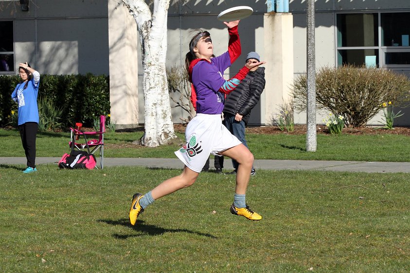 180310 8381 washington middle school ultimate a e Bryn watching the disc all the way into her hands. Got to like the body english the spectator in back is putting on the disc.