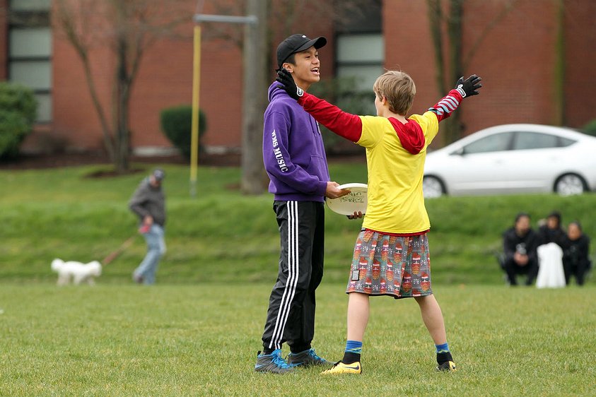180317 9132 washington middle school ultimate a e Delano telling his downfield teammates to cut for him.