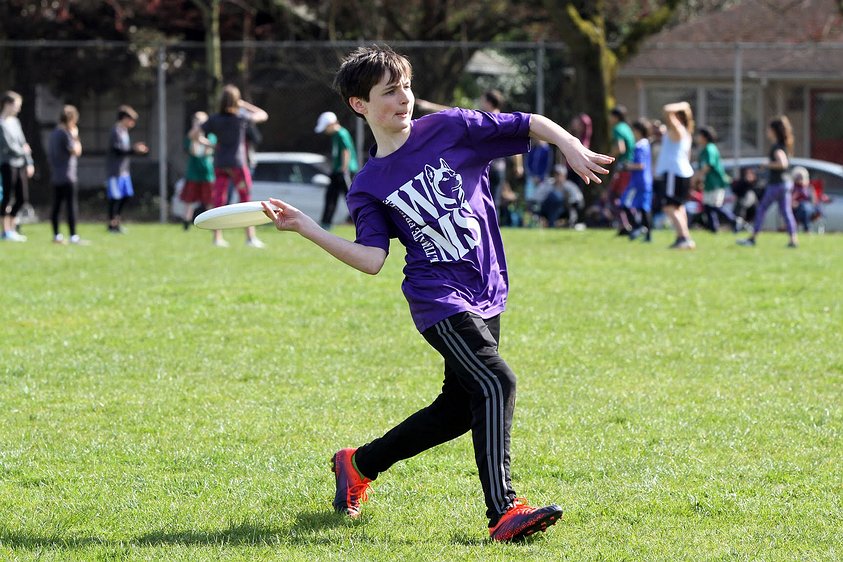 180331 1119 washington middle school ultimate team a e Colin looking to send a forehand.