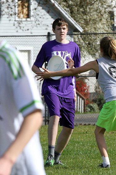 180331 1226 washington middle school ultimate team a e Nick trying to figure out where to throw.