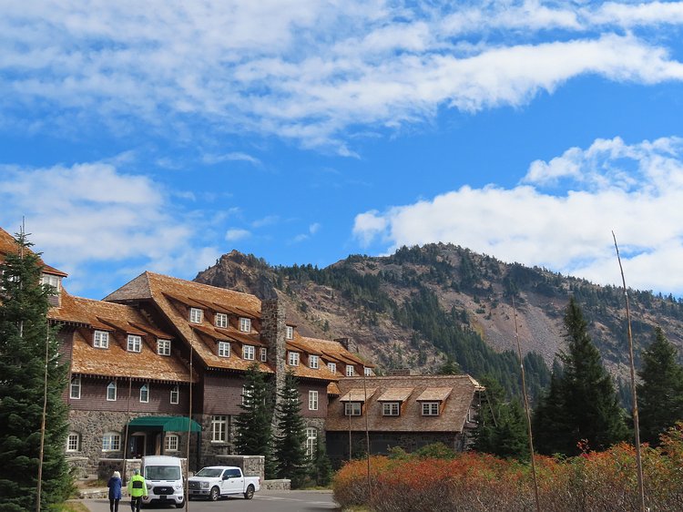 img_6087 The entrance to the historic Crater Lake lodge. The back side has an amazing vista of the lake.