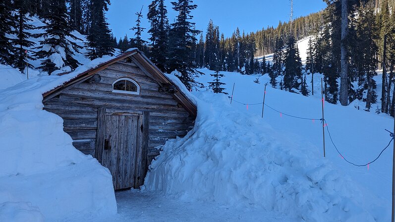 2025-01-29 11.50.54 Awesome little cabin shelter with a woodstove. Nobody in it this year, but a couple years ago there were 3 guys in there cooking up some sausages for lunch....