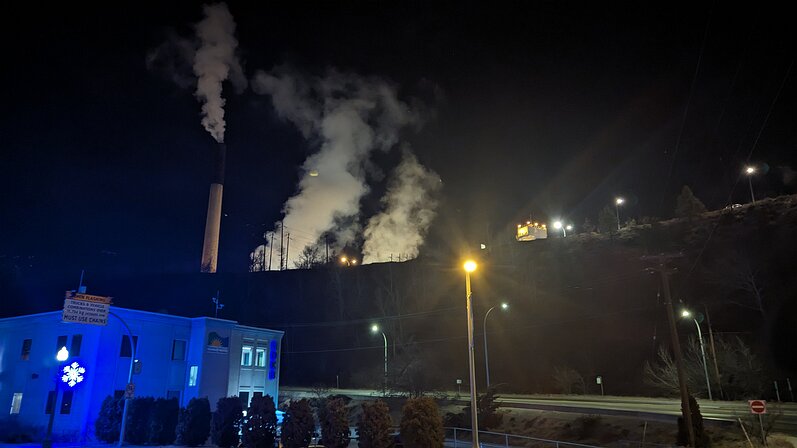 2025-01-29 19.14.26 The smokestack above our hotel in the town of Trail about 20 minutes down from RED Mountain. Happy to not live here since the smelters here have polluted the...